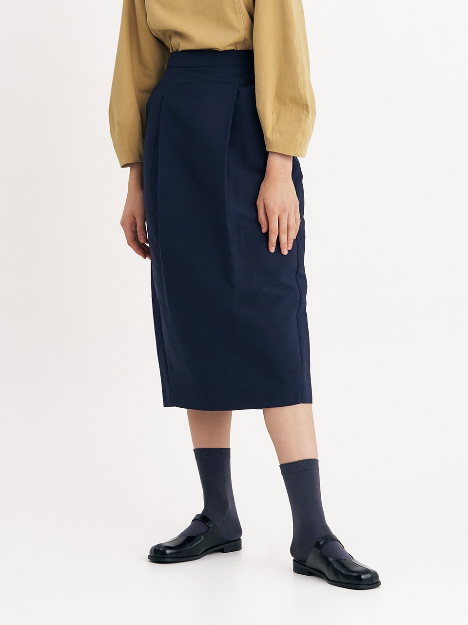 comos&#039;586 cocoon one-tuck cotton skirt (navy)
