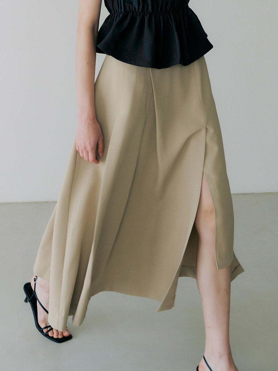 comos 871 unbalance pleats flared skirt (beige) (4월 3일 예약배송)